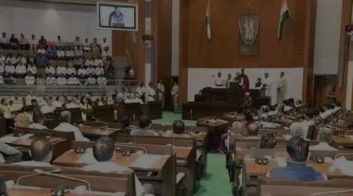 सदन में हंगामे और नारेबाजी पर गुजरात विधानसभा से कांग्रेस के 10 सदस्य निलंबित